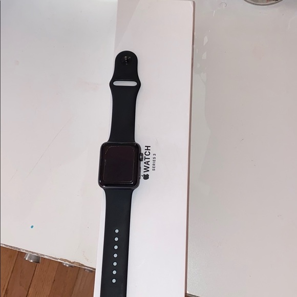 Apple Watch 42mm series 3 - Picture 2 of 2